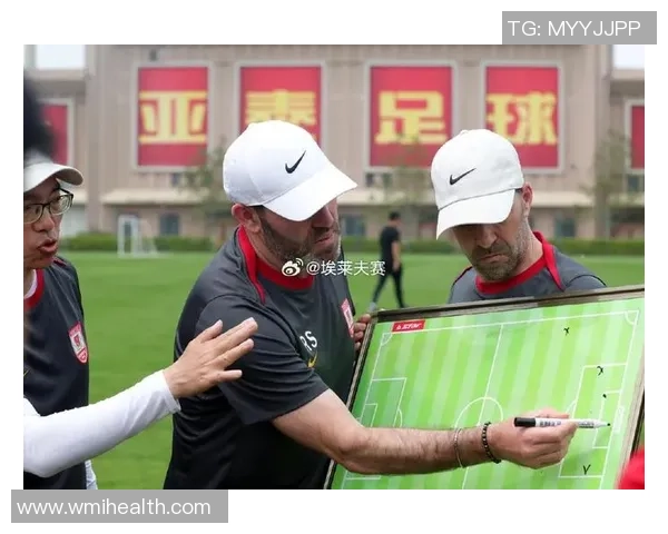 足球明星亲自送签名足球给球迷感动瞬间引发热烈反响 足球明星亲自送签名足球给球迷感动瞬间引发热烈反响